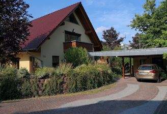 Haus mit Carport und Schuppen