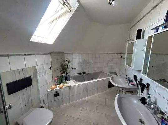 Dachgeschoss- Bad.jpeg