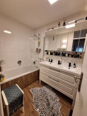 Badezimmer mit Badewanne