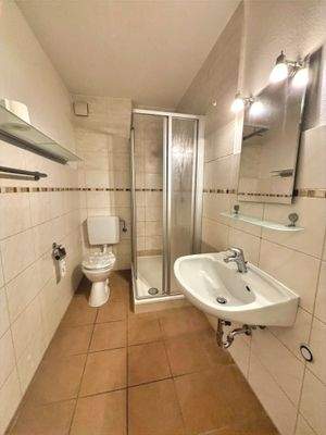 Innenliegendes Bad mit Dusche