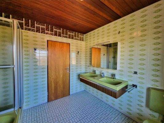 2. OG: Tageslichtbadezimmer Ansicht 2