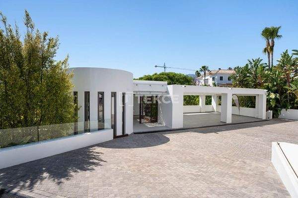 Sea View House with a Spa in Benahavis Malaga