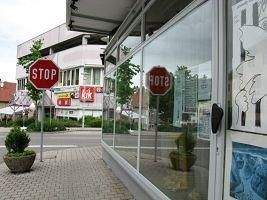 Eis-Pavillon mit ca. 10 lfm Schaufensterfront