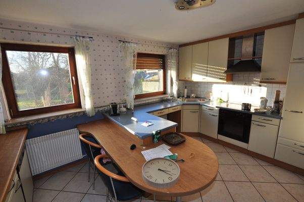 Küche mit Ausblick in den Garten