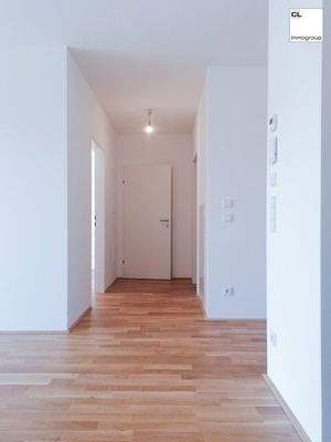 Flur mit Zugang zu Schlafzimmer, Abstellraum, Badezimmer