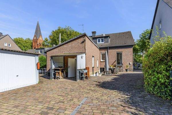 Innenhof mit Garagen, Carport und Terrasse