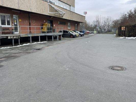Parkplatz vor Lagerhaus