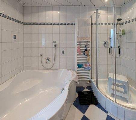 Bad mit Wanne und Dusche