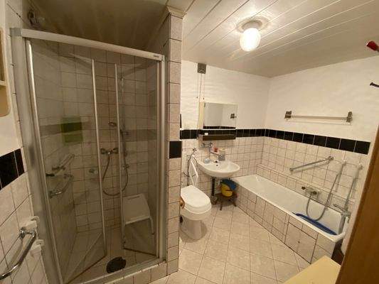 Bad mit Dusche und Wanne im Erdgeschoss.jpeg