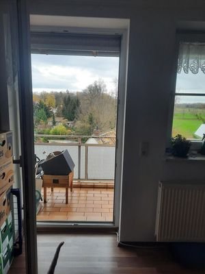 Blick Wohnzimmer zum Balkon