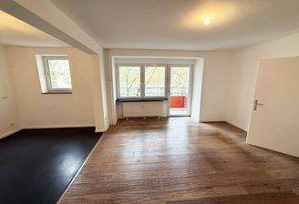 Wohn-Esszimmer mit Balkon