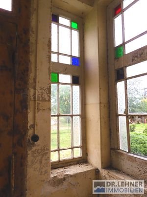 Alte Fenster im Eingangsvorbau