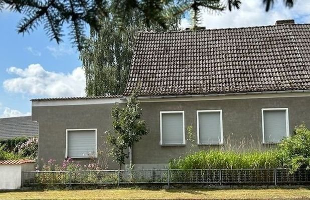 Straßenansicht Fenster mit Rollläden