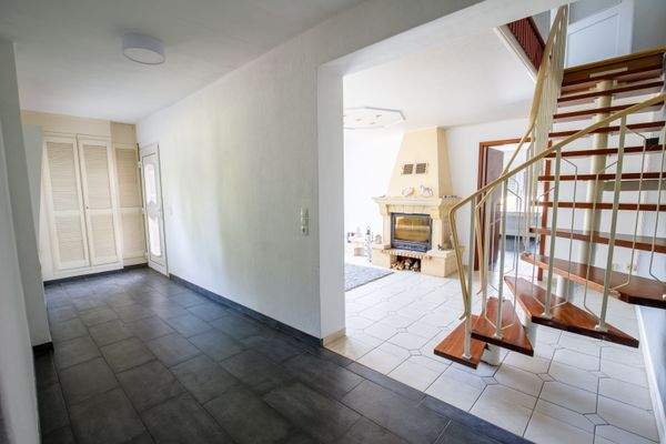 04 - Eingangsbereich nebst Flur u Wohnzimmer.jpg