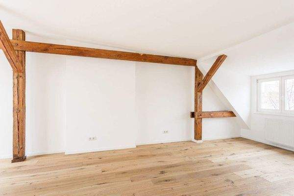 Geräumiges Wohnzimmer mit offener Küche