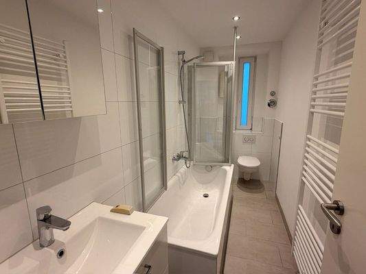 Modernes Badezimmer mit Badewanne