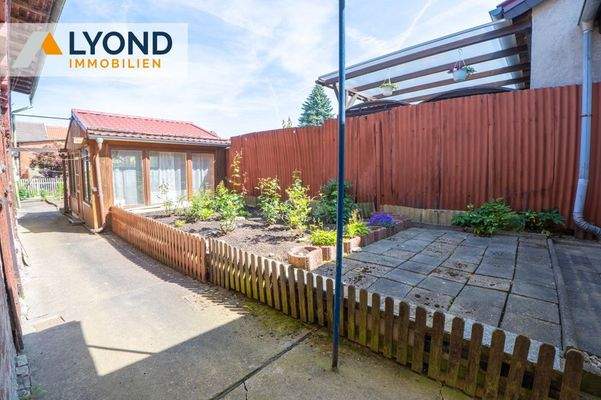 Terrasse mit Gartenbeet