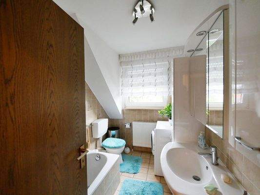 Tageslichtbad mit Wanne und Waschmaschinenanschluss