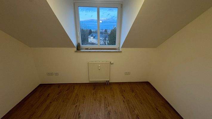 Schlafzimmer mit Fenster.jpg