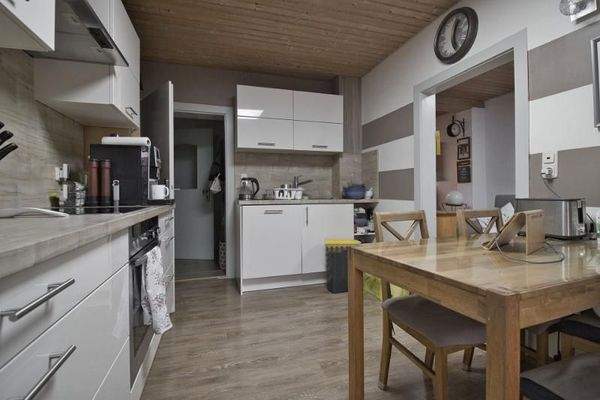 Küche mit Einbauküche im Erdgeschoss links Bild 2