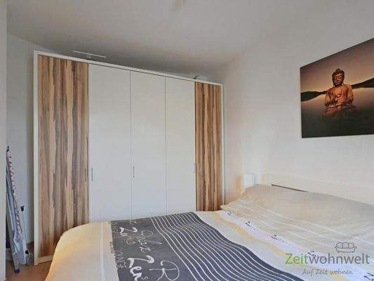 Bügelbrett und Kleiderschrank