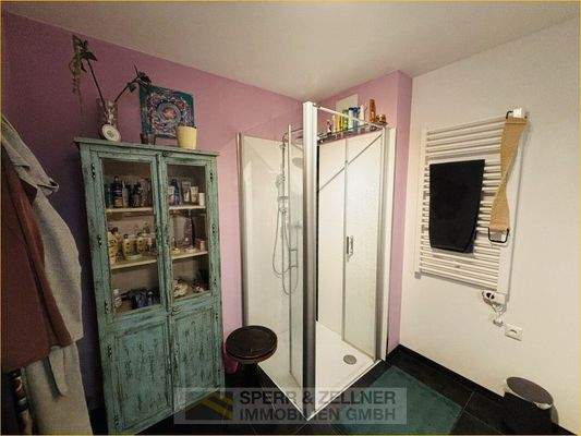 Bad mit bodengleicher Dusche im OG