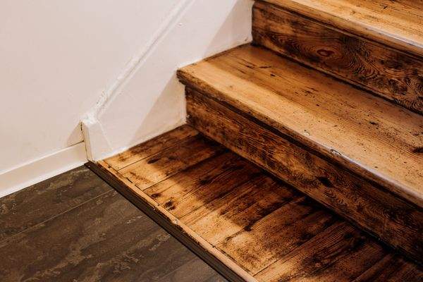 Historische Massivholz-Treppe