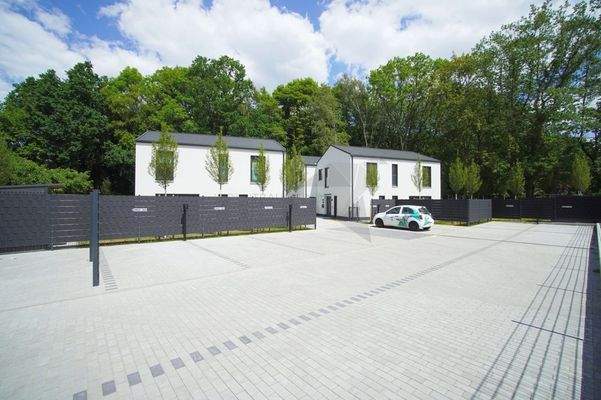 Parplatz und Eingangsbereich