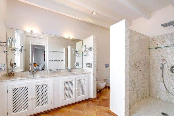 Herrlich grosses Bad en Suite