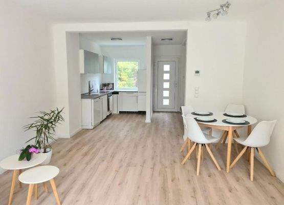 Wohnzimmer mit offener Küche