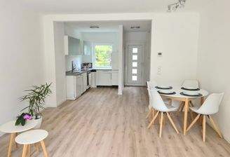 Wohnzimmer mit offener Küche