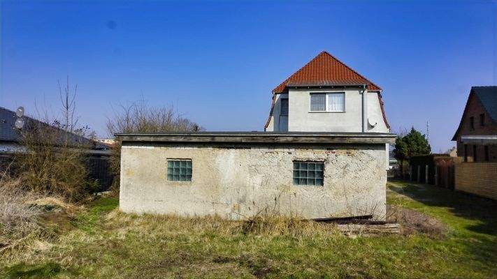 Rückseite des Garagengebäudes