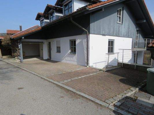 2 gepflasterte Stellplätze vor dem Haus 