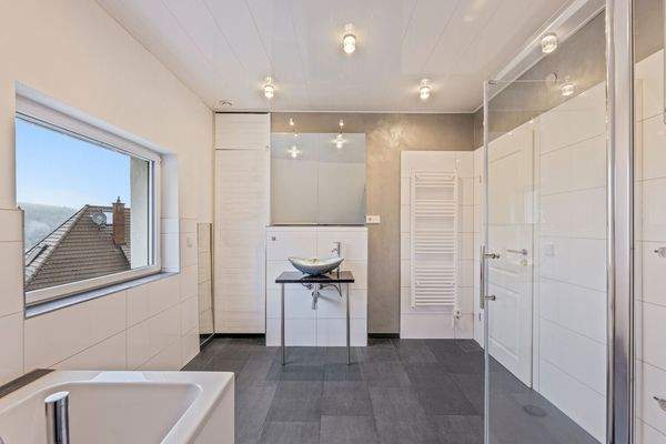 Bad im DG mit Badewanne und Dusche