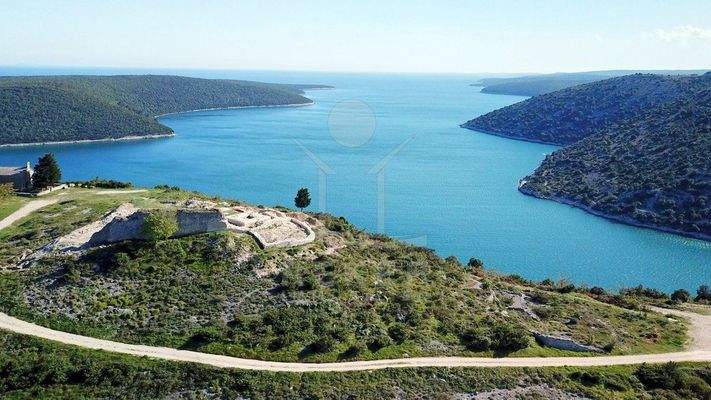 Unweit der malerischen Rasa Bucht