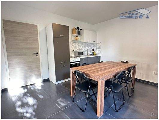 Schöne Küche mit Essbereich