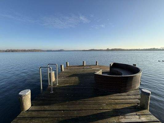 Sitzfläche auf dem Steg Richtung Schweriner See