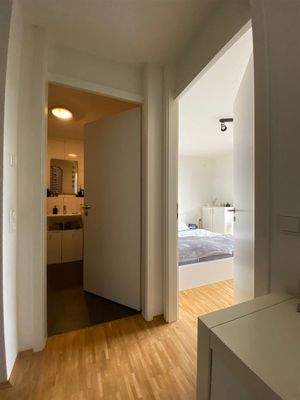 Blick aus der Diele ins Bad und Schlafzimmer