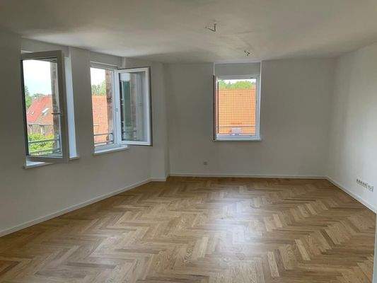 Helles Wohnzimmer mit Parkett