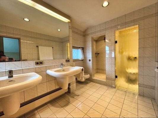 Badezimmer Wohnung DG rechts