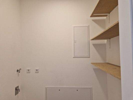 Abstellraum mit Waschmaschinenanschluss