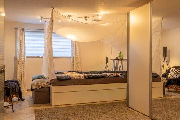 Zauberhafte Maisonette-Gartenwohnung mit XXL-Garage, Carport und eigenem Garten – Baujahr 2007