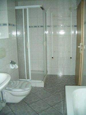 Badezimmer mit Dusche