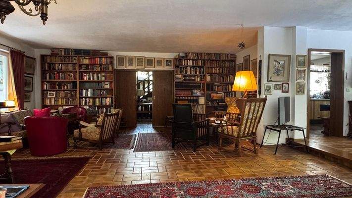 Bücherwand im Wohnzimmer.jpg