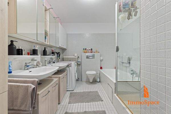 Badezimmer mit Dusche und Badewanne