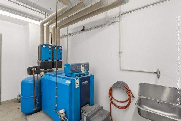 Öl-Zentralheizungsanlage (Baujahr 2008) im Keller.