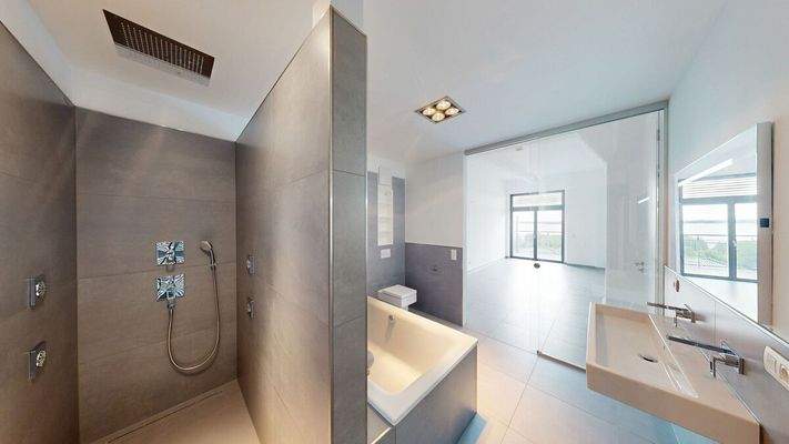 En Suite Masterbad mit Wellness-Dusche