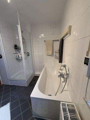 Bad mit Badewanne und Dusche