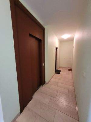 Treppenhaus mit Aufzug