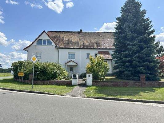 Straßenfront-Dorfstr. | li. Haupth. re. Einliegerw